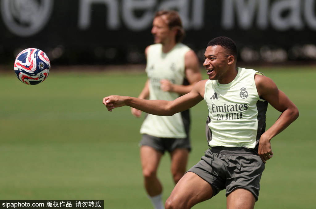 西甲球队皇家马德里训练备战世俱杯
        
    西甲球队皇家马德里训练备战世俱杯